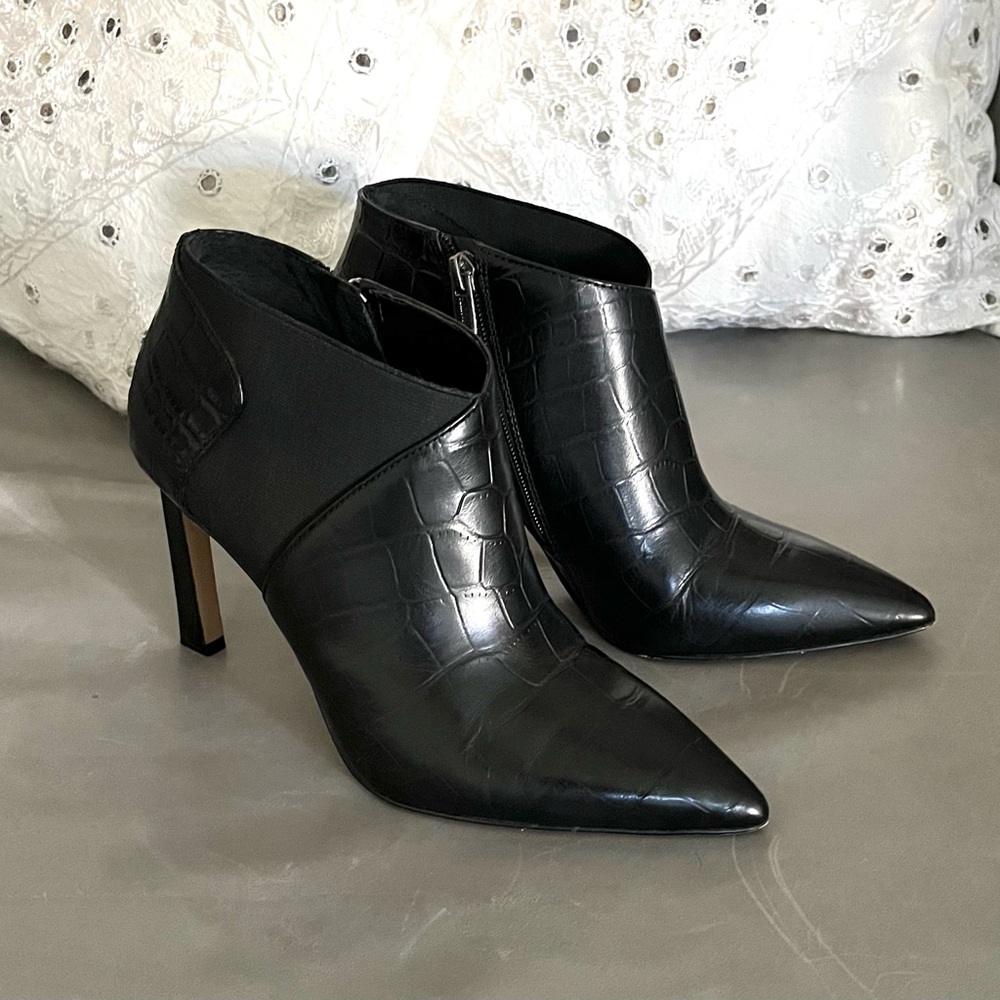 Vince Camuto Sindarah Black Leather Booties - 8
